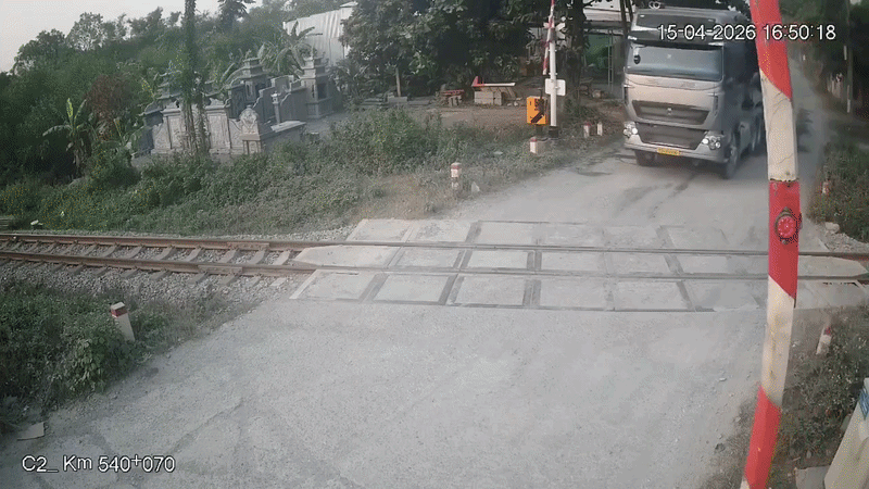 Bị phạt vì cố tình vượt đường sắt khi tàu sắp đến