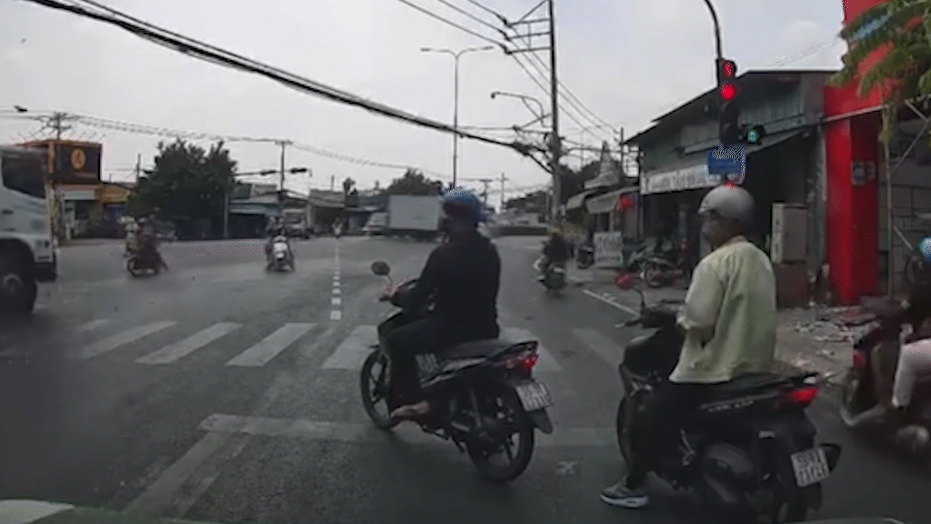 Ôtô tải hất văng loạt xe máy chờ đèn đỏ ở TP HCM