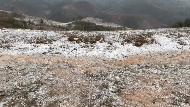 Mưa đá phủ trắng núi đồi ở Điện Biên