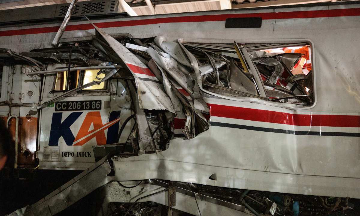 Hai đoàn tàu va chạm tại Indonesia, 7 người thiệt mạng