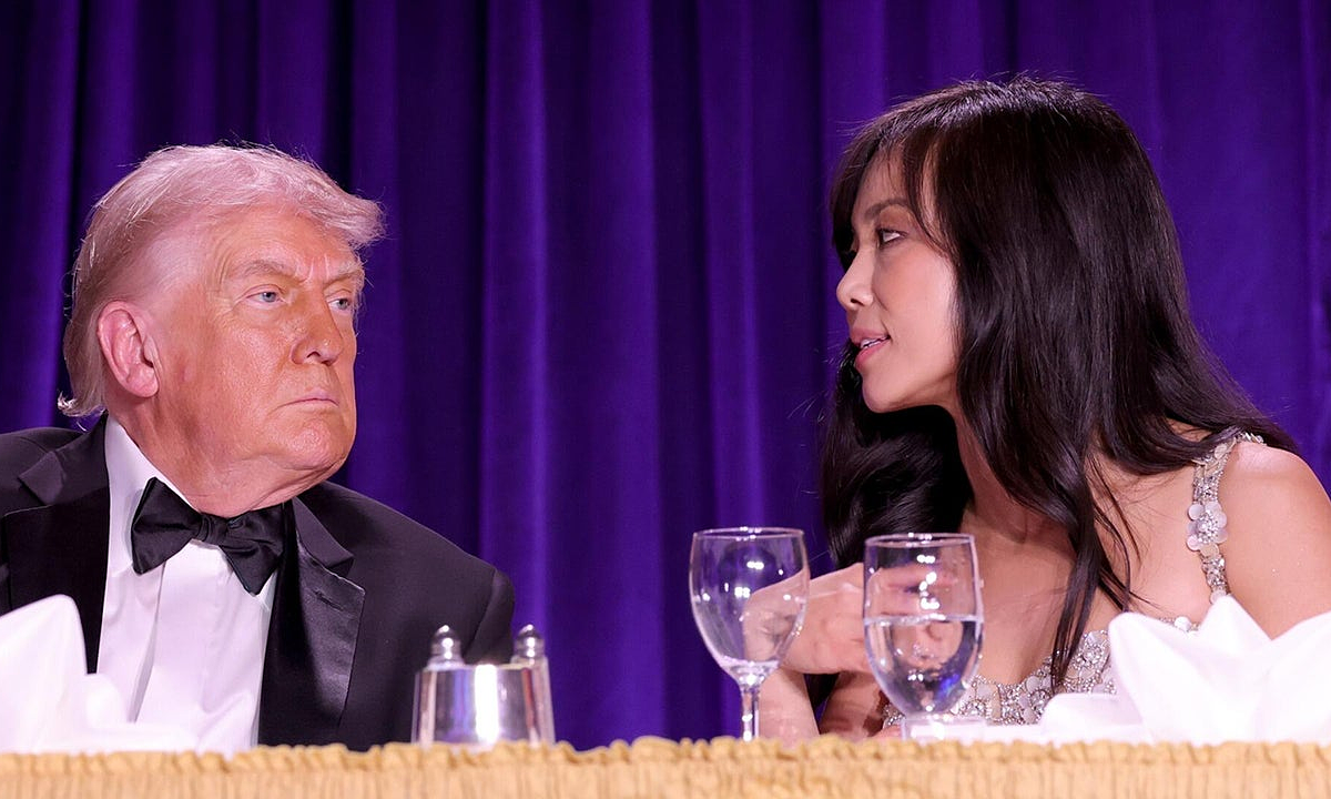 Nhà báo ngồi cạnh ông Trump kể khoảnh khắc nghe súng nổ