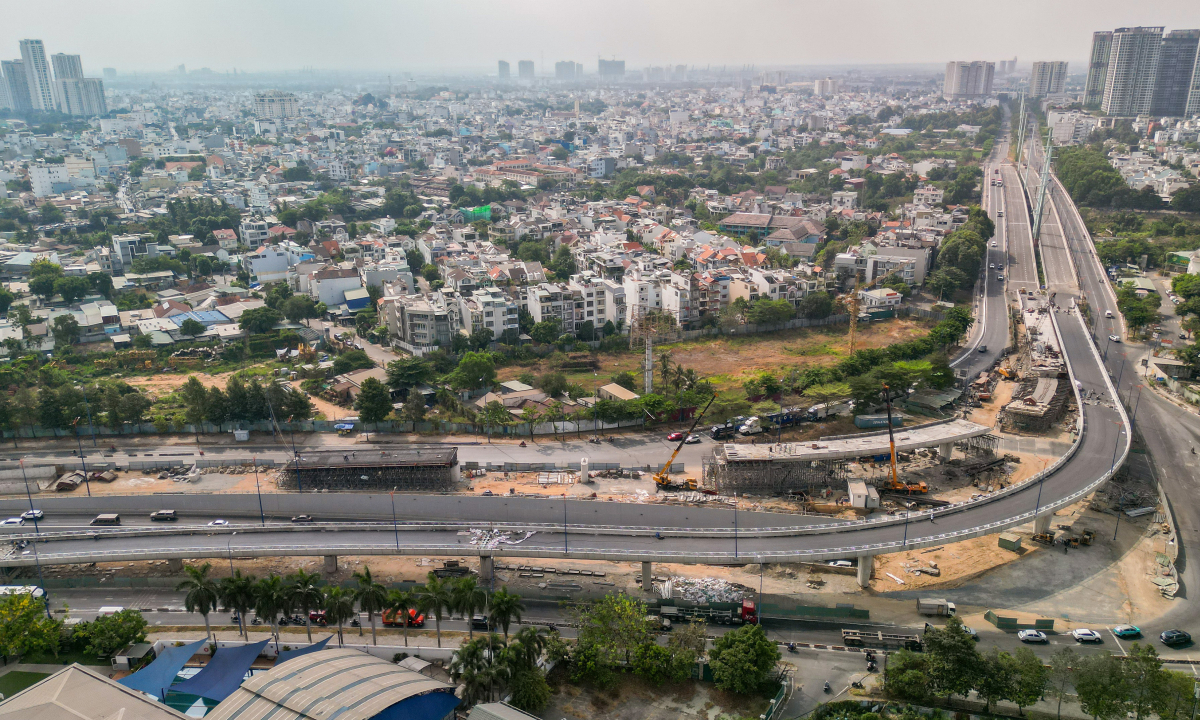 Cầu vượt ở nút giao lớn nhất TP HCM trước ngày khai thác