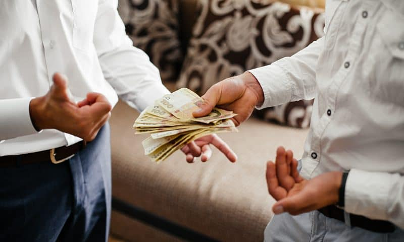 Người vay không có tiền để trả, chủ nợ có nên khởi kiện?