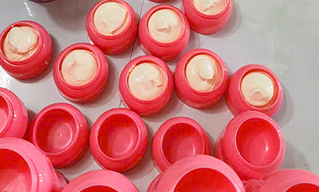 Sản xuất kem trộn '3 không', bán đắt hàng qua livestream