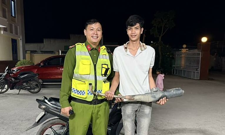 Đổi pô xe 'độ chế' lấy gạo từ công an