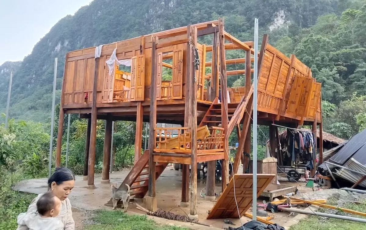 Bé trai tử nạn trong ngôi nhà sập do giông lốc