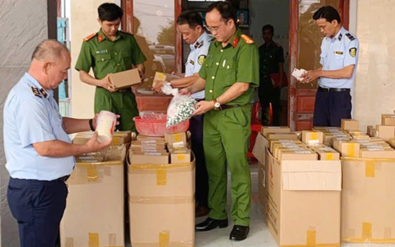 Bên trong cơ sở sản xuất kem trộn bán hàng trăm đơn mỗi ngày