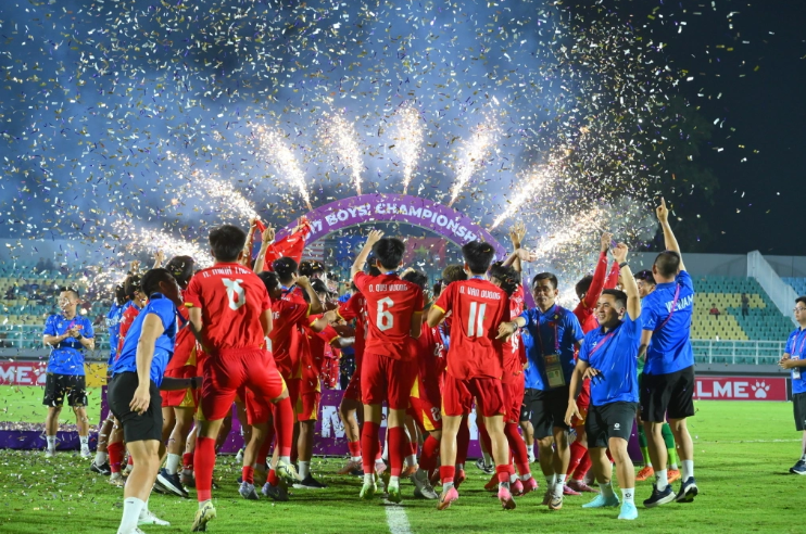 Lời nguyền 'vui trong cái ao làng' của bóng đá Việt