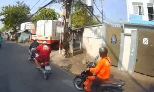 Khối hàng từ xe tải đổ ụp cạnh người đi xe máy