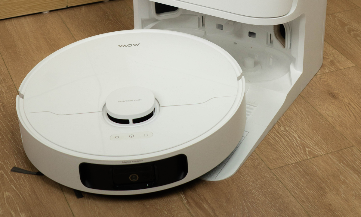 Robot Mova E40 Ultra hỗ trợ hút bụi nội thất gầm thấp