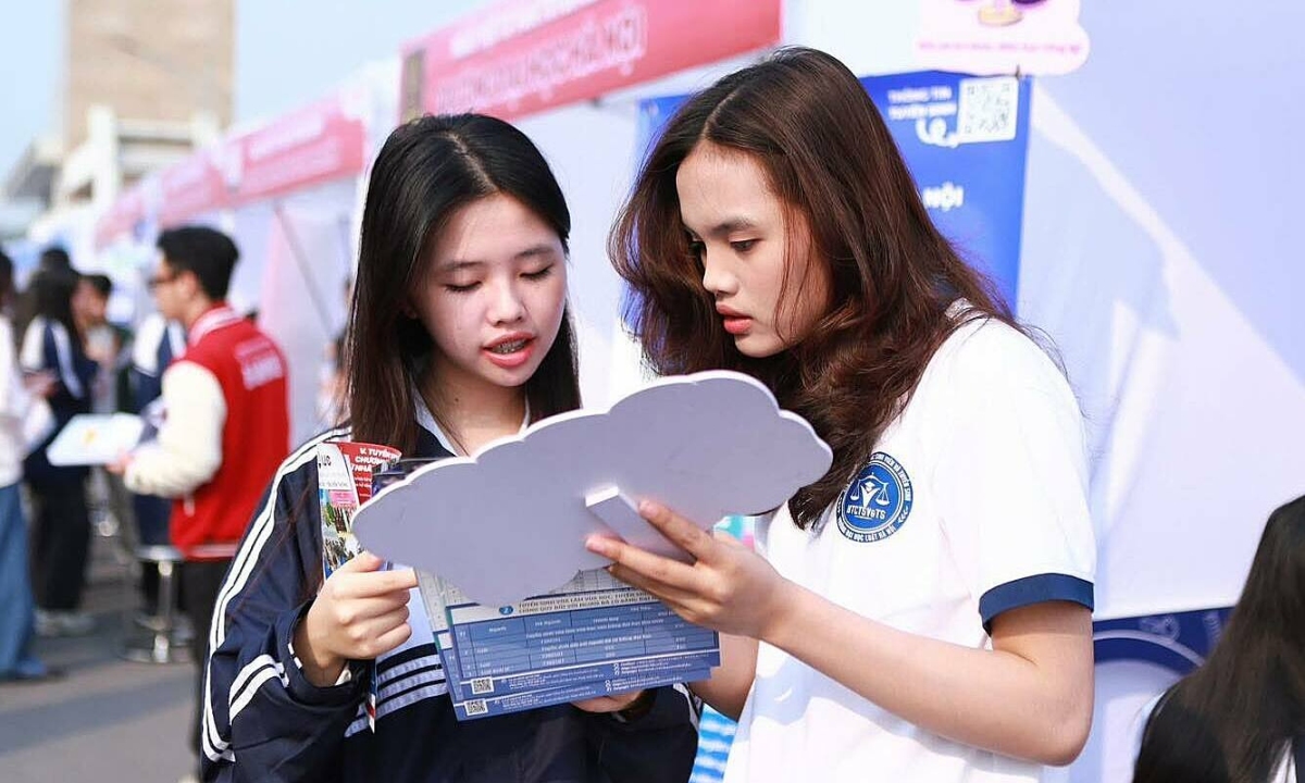 Đại học Luật Hà Nội tính điểm 10 tiếng Anh với IELTS 7.5