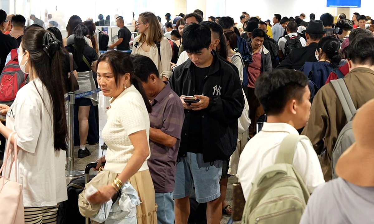 Sân bay Tân Sơn Nhất tấp nập người về quê, du lịch