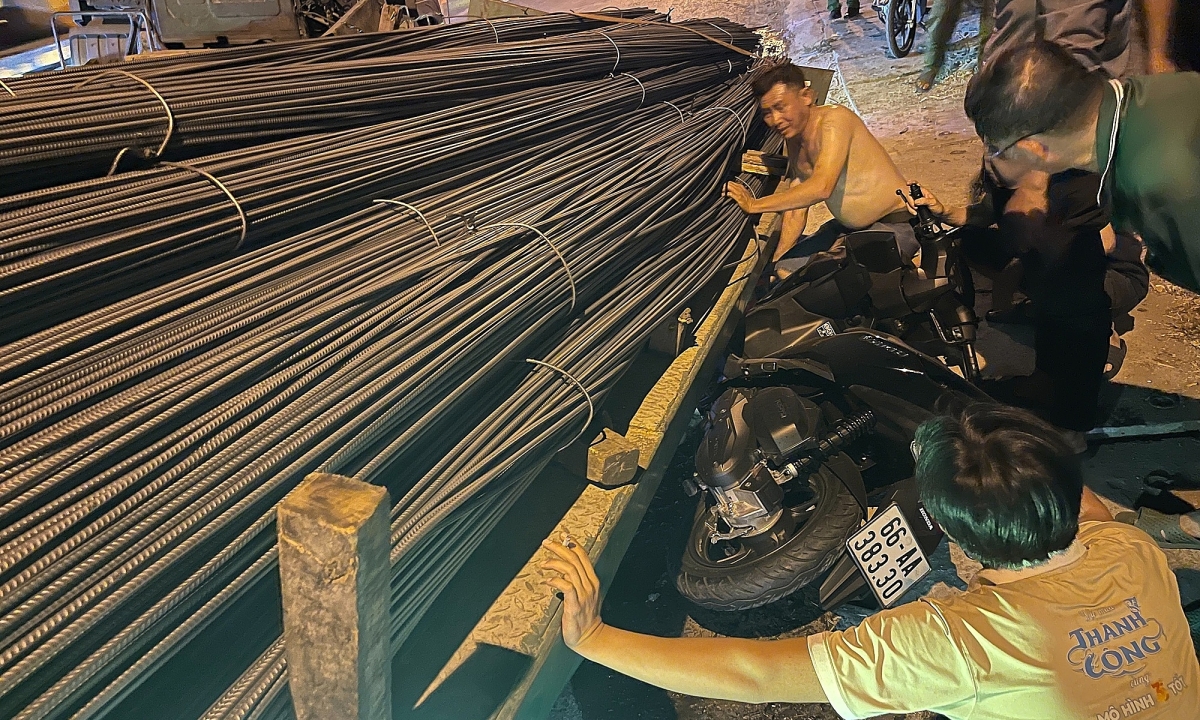 Hàng chục tấn thép rơi từ ôtô đầu kéo đè trúng xe máy