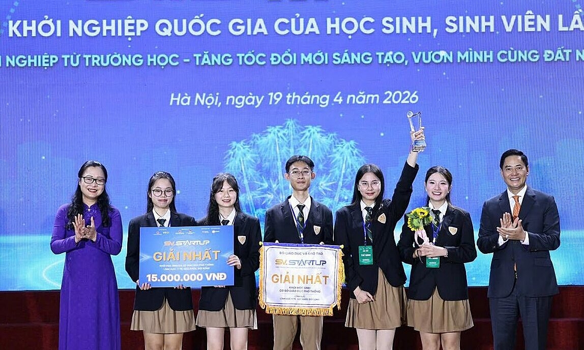 Học sinh chế keo bôi vết thương từ trà, rẻ bằng 1/10 hàng ngoại