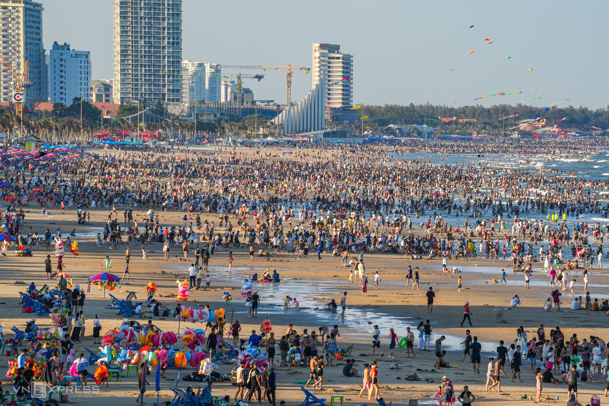 Bãi biển Vũng Tàu ken đặc người ngày đầu nghỉ lễ