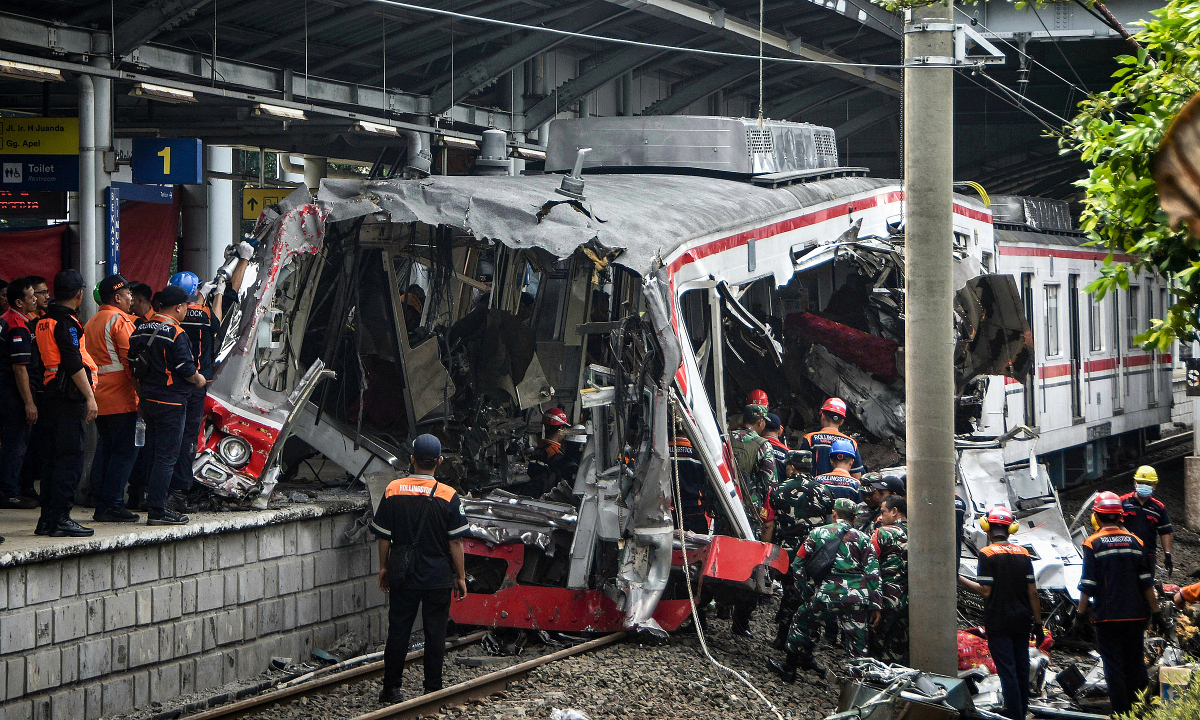 Bộ trưởng Indonesia hứng chỉ trích vì đề xuất chuyển vị trí toa tàu cho nữ