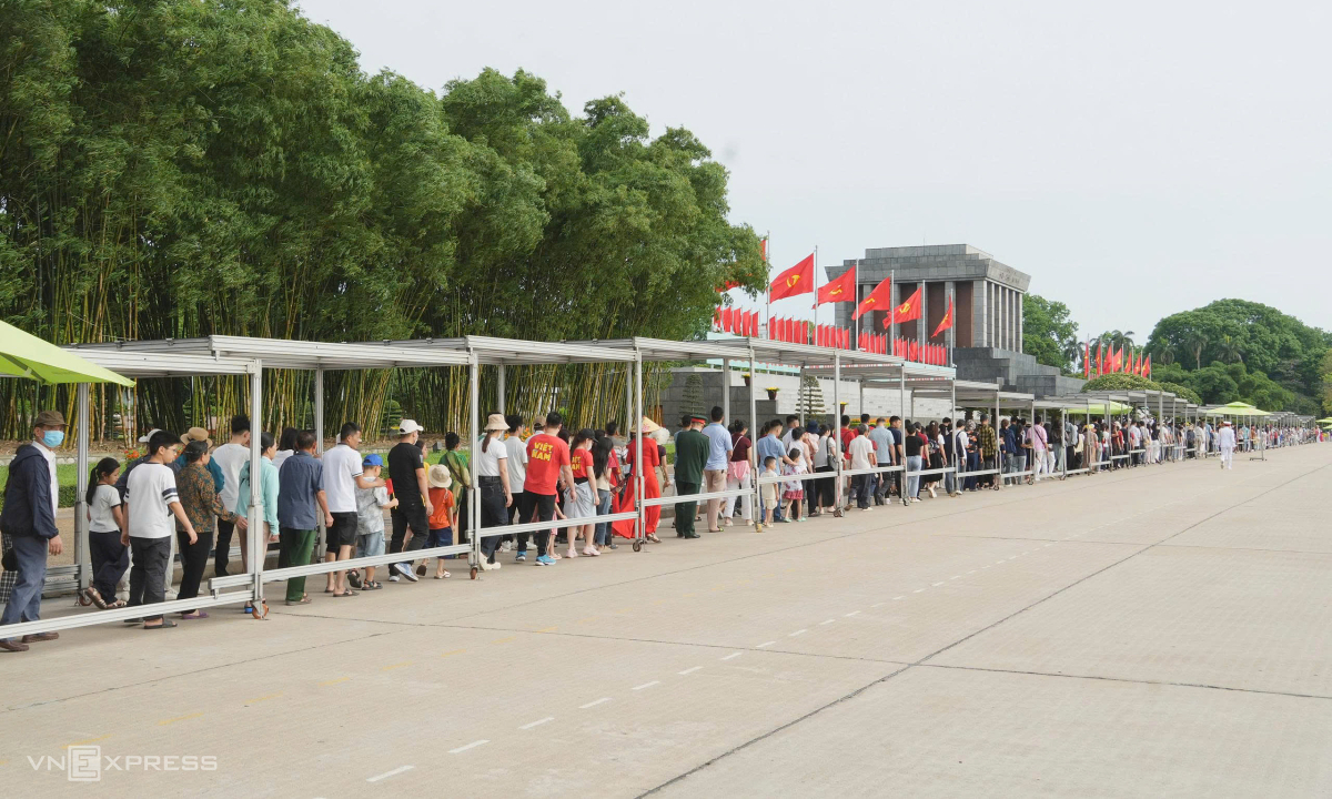 Hơn 20.000 người vào Lăng viếng Chủ tịch Hồ Chí Minh sáng 30/4
