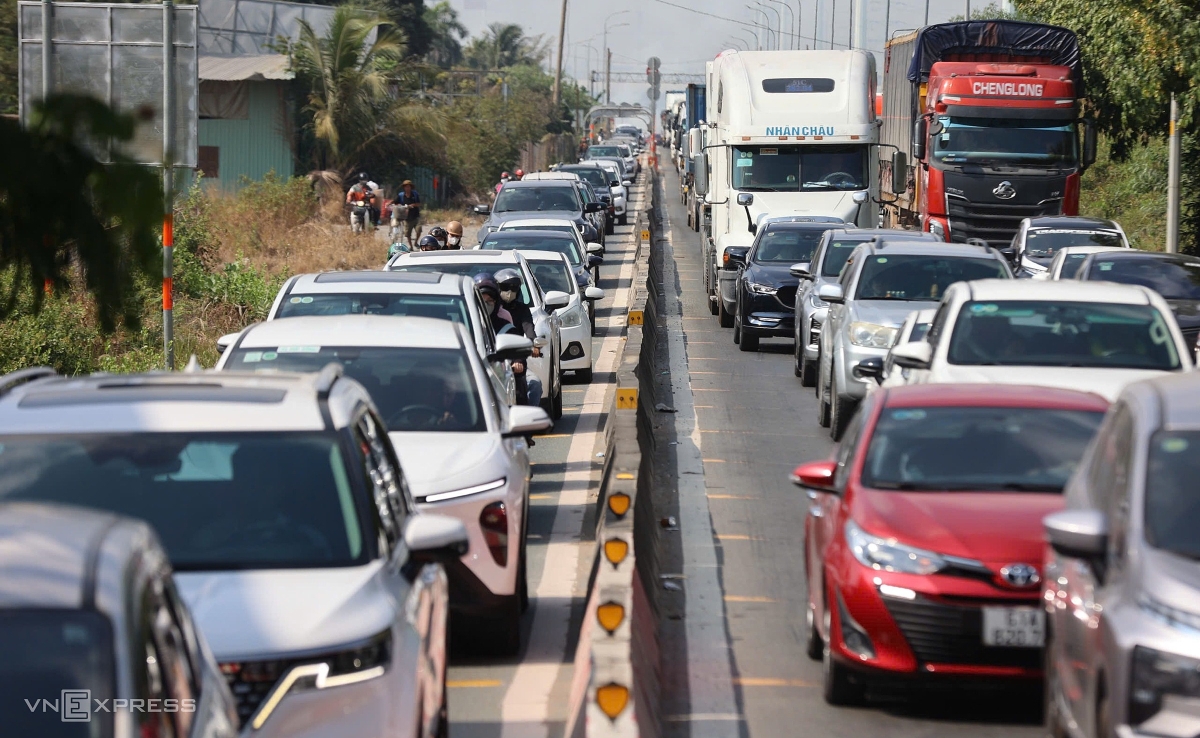 Cửa ngõ TP HCM, Hà Nội kẹt cứng ngày đầu nghỉ lễ