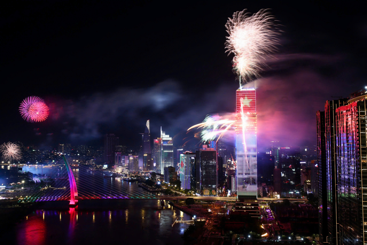 Pháo hoa rực sáng bầu trời TP HCM, Đồng Nai đêm 30/4