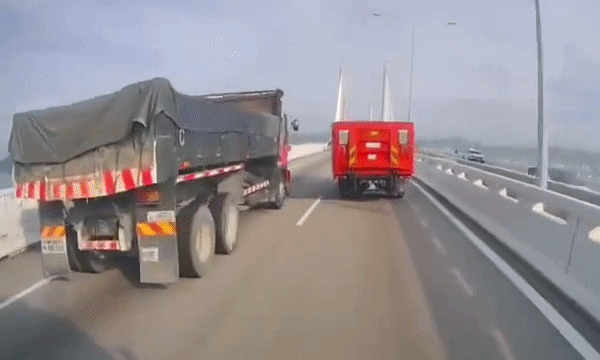 Hai xe máy cùng lao vào đuôi ôtô vì chạy sai làn