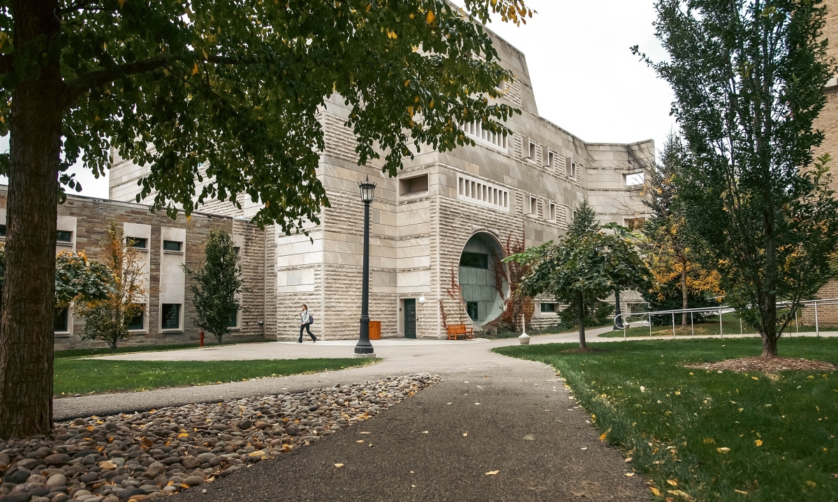 Hiệu trưởng đại học Ivy League bị tố lái xe chèn sinh viên
