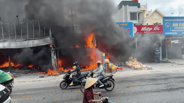Chủ shop quần áo kể giây phút lửa cháy lan dãy cửa hàng ở Hải Phòng