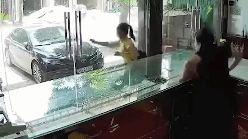 Bà chủ tiệm vàng trèo qua tủ kính truy đuổi kẻ cướp