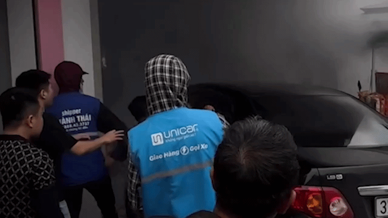 Đập cửa kính cứu tài xế mắc kẹt trong ôtô bốc khói