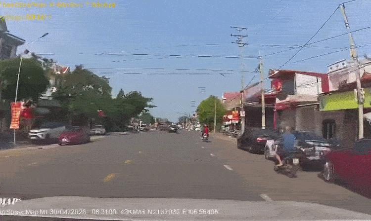 Tài xế mở cửa ôtô bất cẩn hất văng người lái xe máy