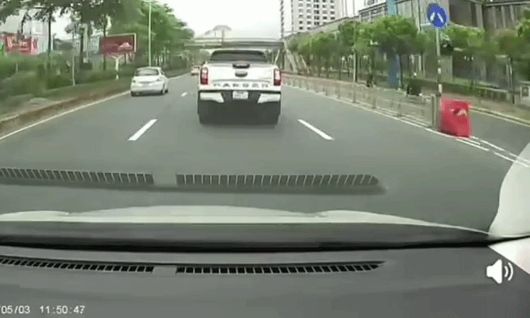 Ông cụ đạp xe giữa đường khiến ba tài xế suýt rước họa