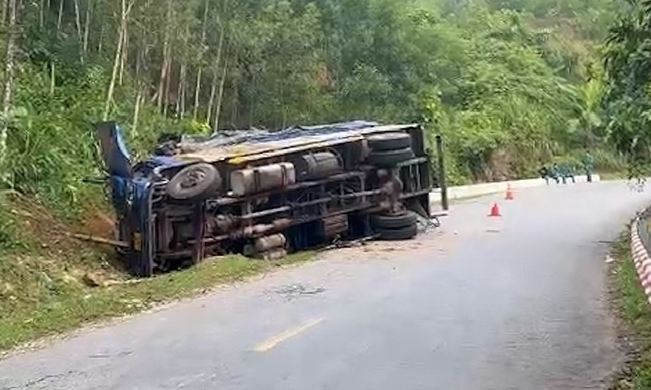 Ôtô đâm vào vách núi, hai người chết