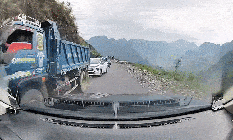 Ôtô 'mòn phanh' vì liên tục tránh xe vượt ẩu trên đèo
