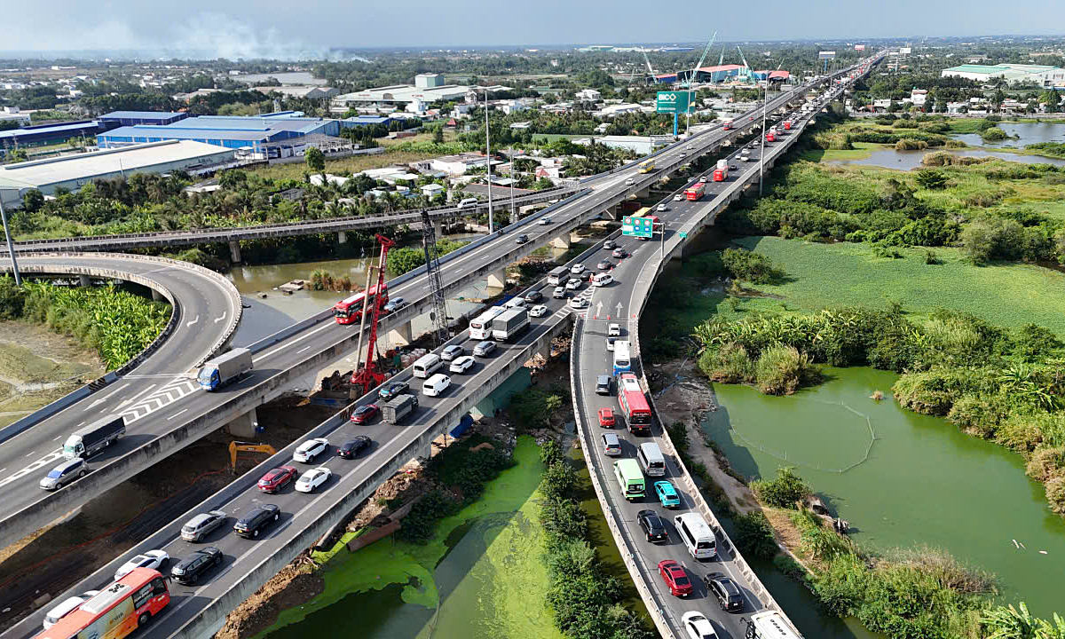 Cửa ngõ TP HCM đông xe, Hà Nội thông thoáng ngày cuối nghỉ lễ