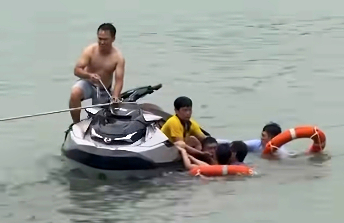 Hai người gặp nạn khi diễn flyboard ở Ninh Bình