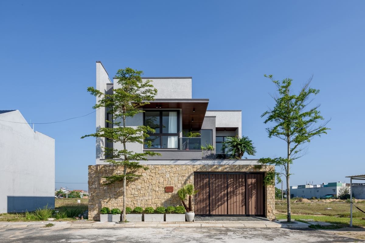Nhà 160 m2 giảm diện tích xây để tạo 'khoảng thở' đón nắng gió
