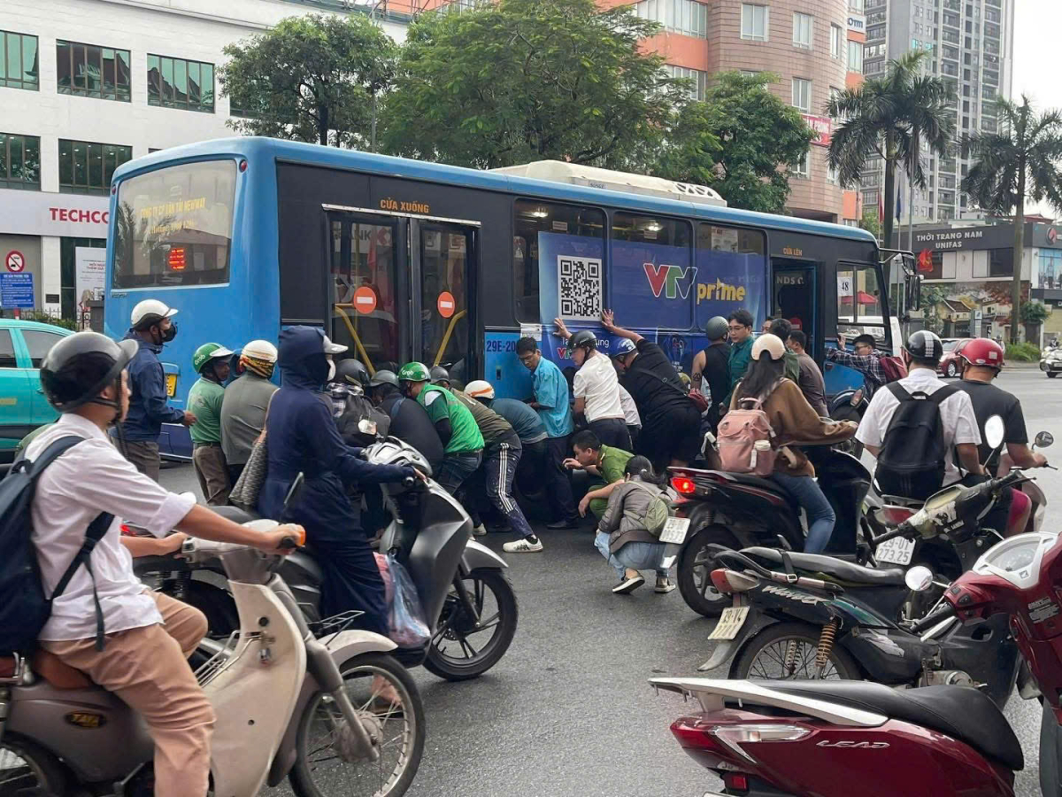 Hơn chục người nâng xe buýt cứu cô gái kẹt dưới gầm xe