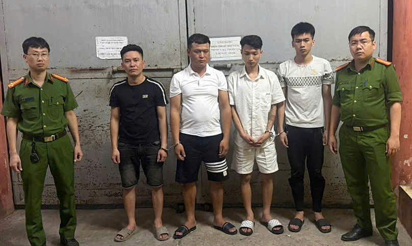 6 gã đàn ông dàn cảnh cướp gần 2 kg vàng của người nước ngoài