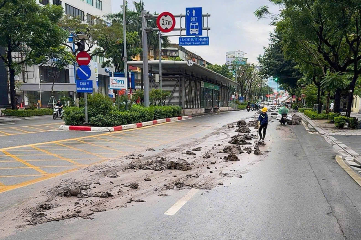 Phố trung tâm Hà Nội ngập bùn rơi từ xe ben