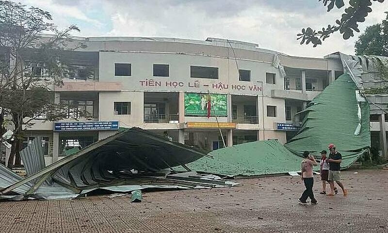 Giông lốc cuốn bay mái trường học ở Đồng Nai