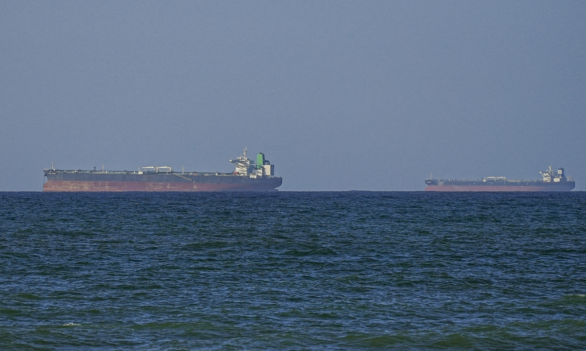 Chiến hạm Mỹ hỗ trợ hai tàu hàng đầu tiên qua Hormuz