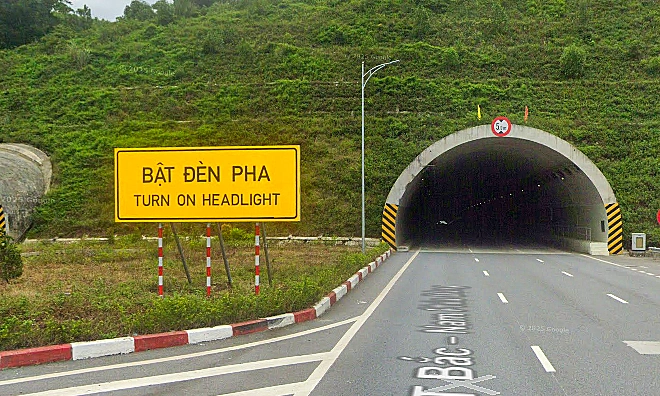 Biển báo 'Bật đèn pha' khiến nhiều tài xế hiểu nhầm