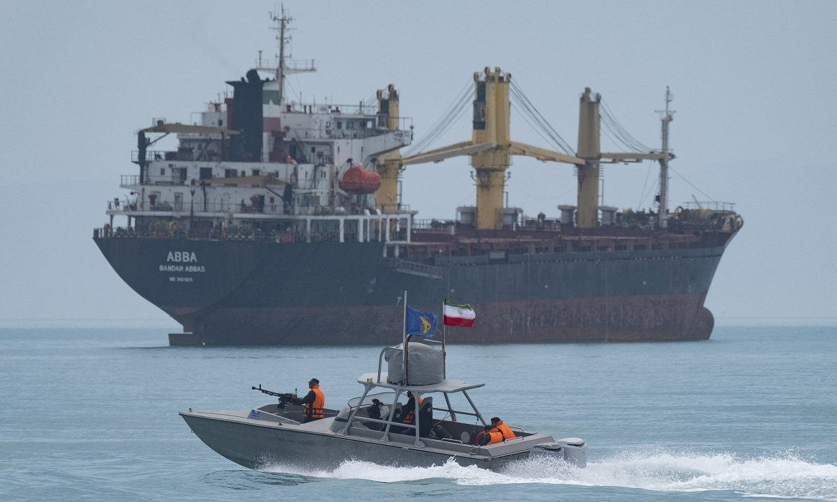 Mỹ tuyên bố phá hủy 6 xuồng Iran tại Hormuz