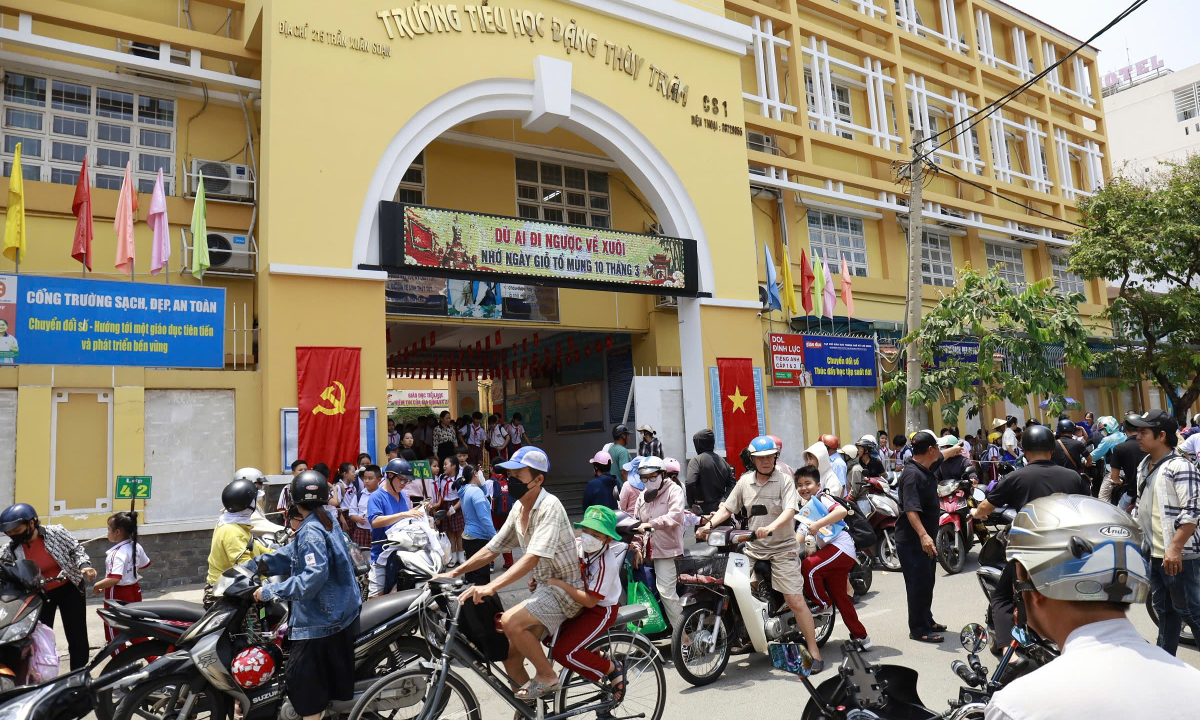Hơn 5.000 học sinh TP HCM dừng ăn bán trú
