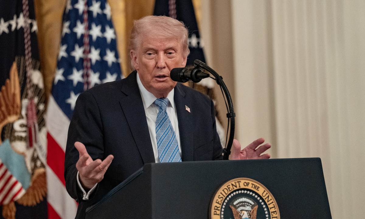 Ông Trump thông báo dừng chiến dịch hỗ trợ tàu qua Hormuz