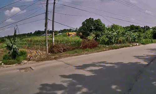 Xe tải húc vào ôtô đang quay đầu rồi bỏ đi
