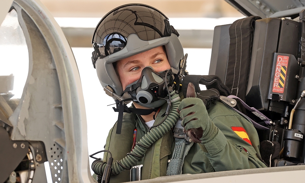 Công chúa Tây Ban Nha lái tiêm kích F-5