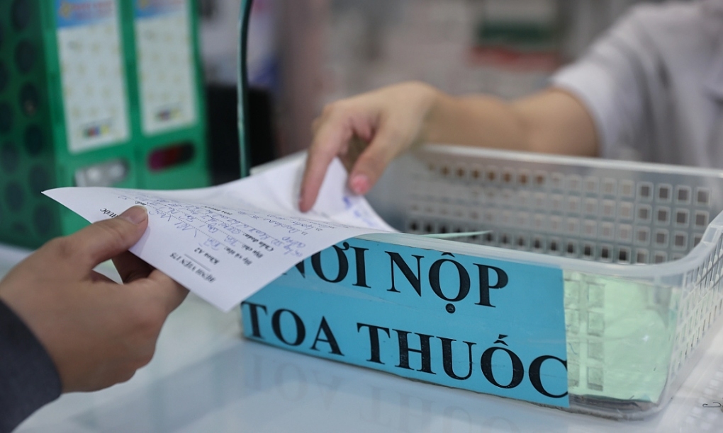 Thế khó của người bệnh khi mua thuốc phải có bác sĩ kê đơn