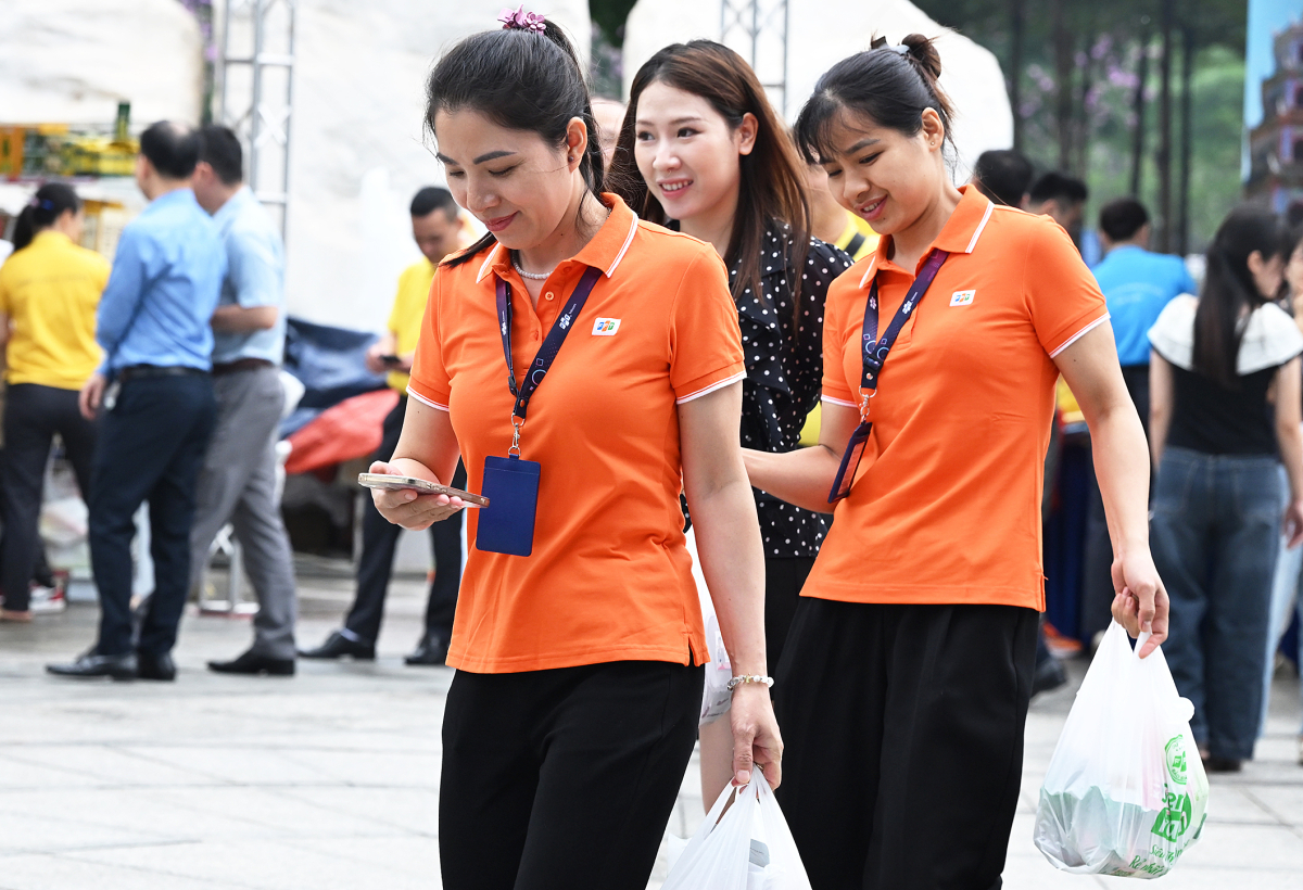 Phiên chợ công nhân ngành khoa học và công nghệ