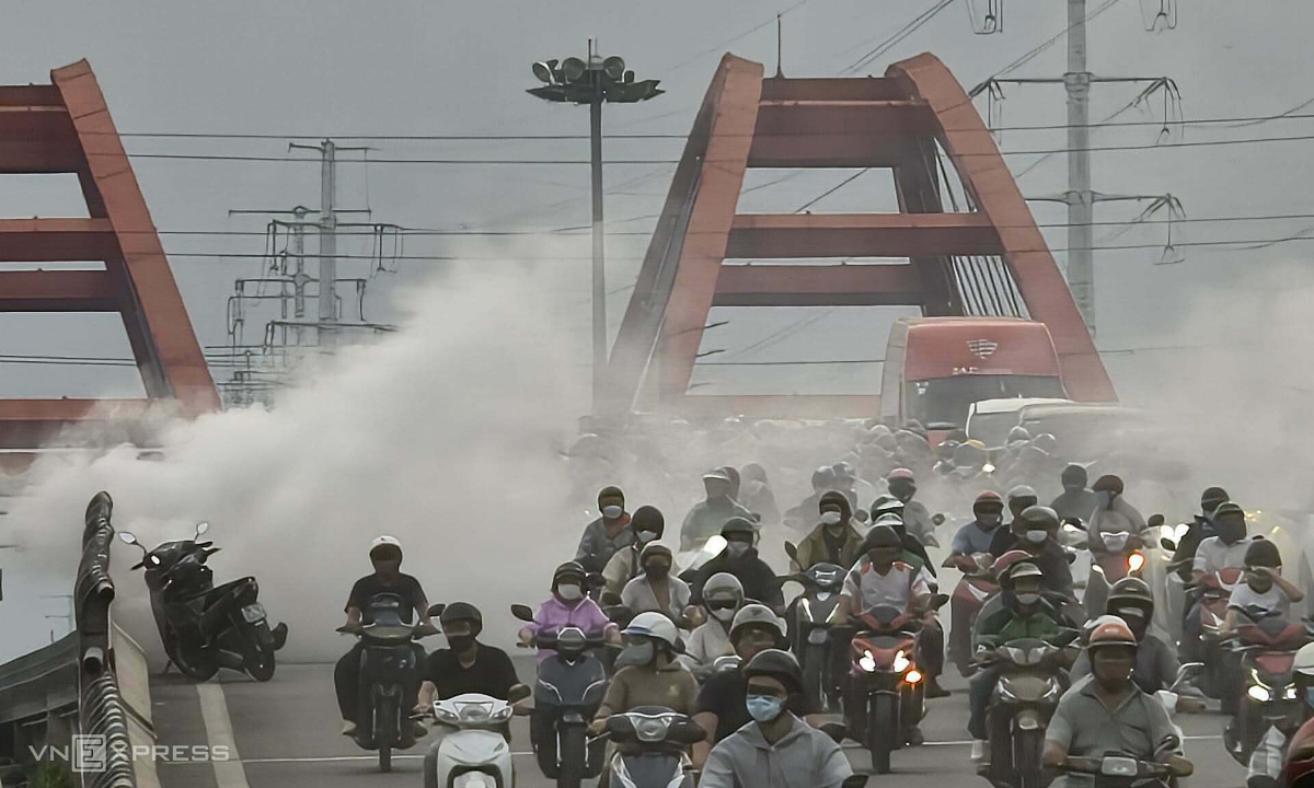 Xe cháy trên cầu Bình Lợi, ùn tắc hơn một km