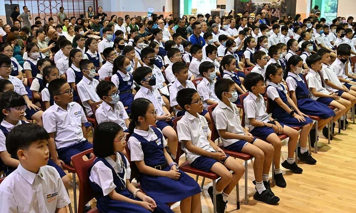 Singapore cho dùng roi mây phạt học sinh bắt nạt bạn